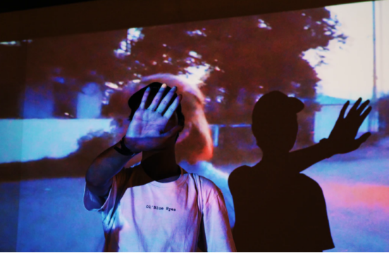 投影儀和電視哪個(gè)更適合家庭用？普通消費(fèi)者要怎么選擇