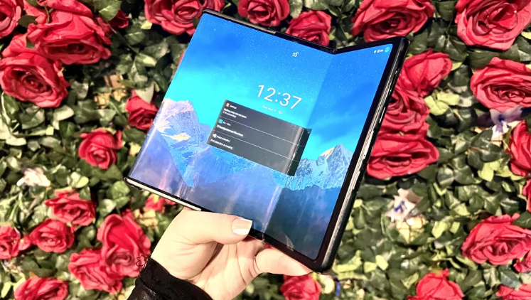 TCL 推出兩款概念手機:折疊屏 + 卷軸屏合二為一