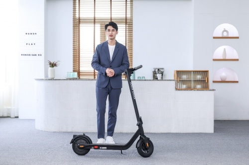打造酷炫潮玩騎行新體驗，榮耀親選電動滑板車正式發布，售價2299元