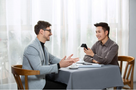 科大訊飛翻譯機怎么樣?訊飛雙屏翻譯機讓工作生活更容“譯”