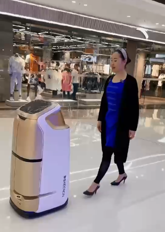 擎朗機器人入駐萬達廣場，迎賓配送不在話下